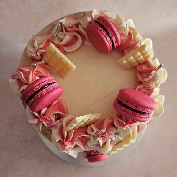 Gâteau fraise et chocolat blanc et macarons